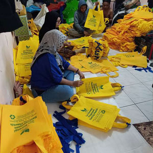 Proses Pengecekan Goodie Bag Warna Kuning di Be Smile Production